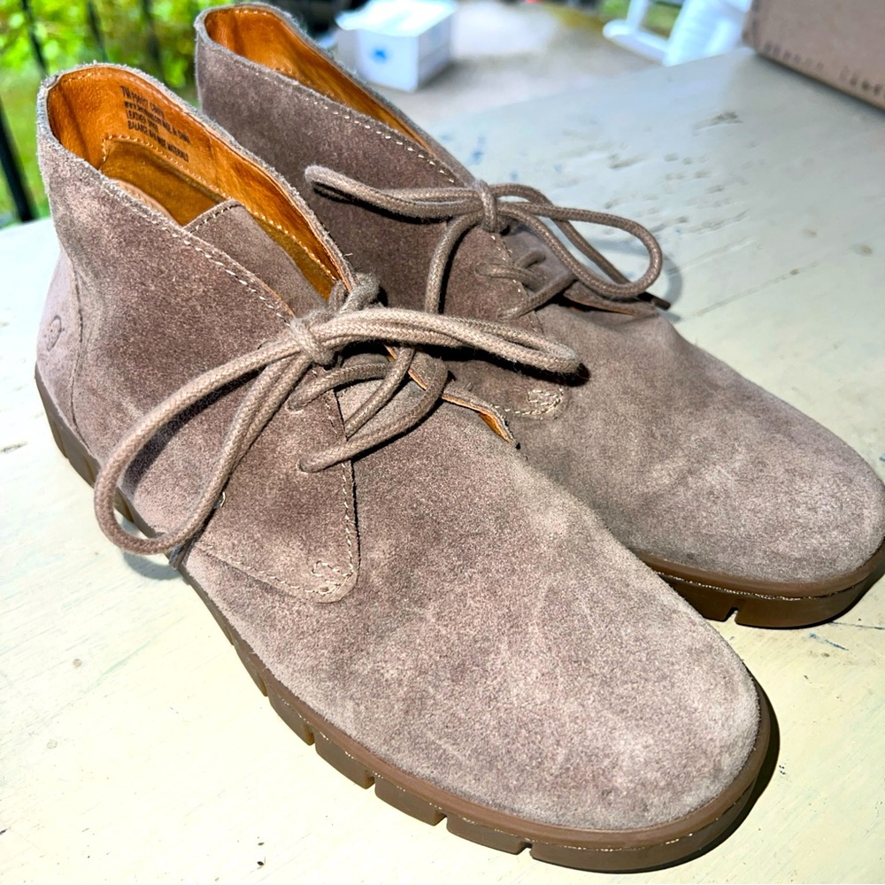 Born Wm’s Taupe Suede Chukka Bootie Size 7M